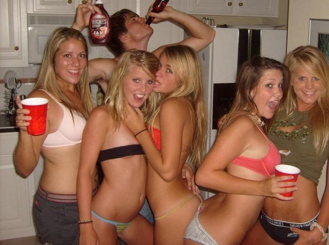 640px x 478px - Party girls start to get drunk and naked - Naked Girls Blog